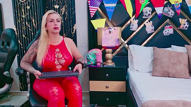 Snapshot of SophieWinsloow chatting on July 10, 2026, 12:16 pm SophieWinsloow online show from July 10, 2026, 12:16 pm