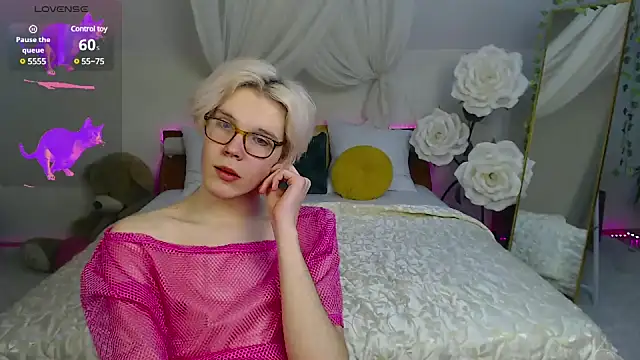 Snapshot of LouiseCoke chatting on March 19, 2025, 11:14 pm LouiseCoke online show from March 19, 2025, 11:14 pm