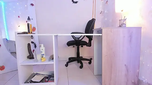 Snapshot of Emylyjonhs chatting on October 21, 2025, 8:19 pm Emylyjonhs online show from October 21, 2025, 8:19 pm