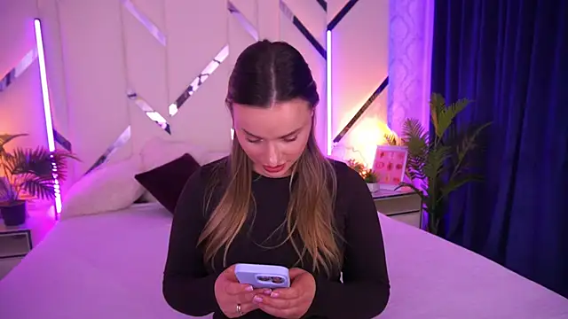 LindsieGreyy online show from November 25, 2025, 9:42 am