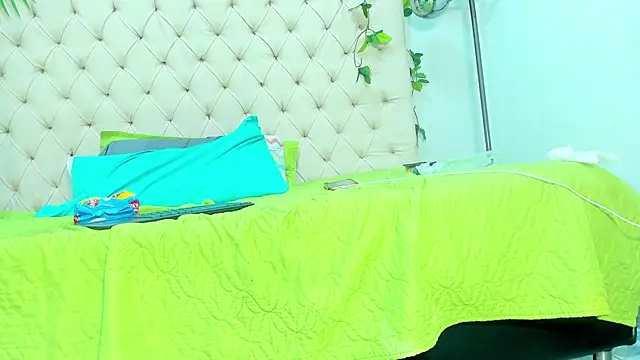 Andrea Tobar online show from March 14, 2025, 11:11 pm