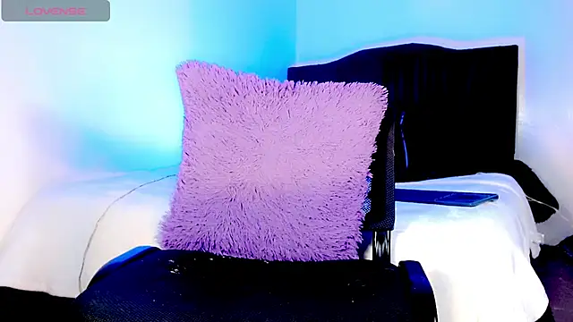 emelly horny  online show from November 26, 2025, 7:14 pm