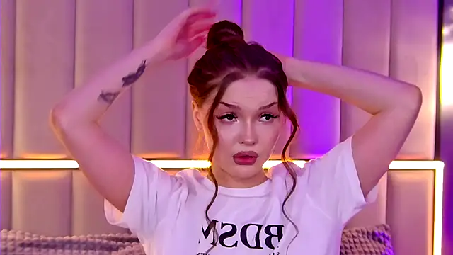 Snapshot of AlexaBright chatting on October 25, 2025, 5:02 pm AlexaBright online show from October 25, 2025, 5:02 pm