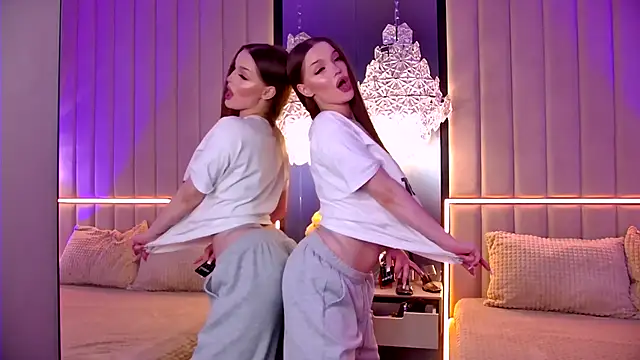 Snapshot of AlexaBright chatting on October 20, 2025, 5:35 pm AlexaBright online show from October 20, 2025, 5:35 pm