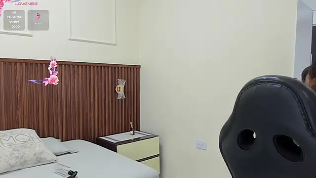 MELINAMARTINS online show from September 18, 2025, 7:39 pm