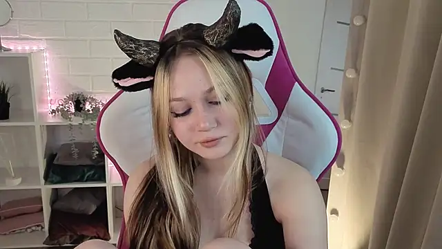 Snapshot of SweetieAngela chatting on November 20, 2025, 1:45 pm SweetieAngela online show from November 20, 2025, 1:45 pm