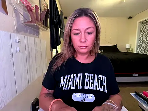 bossyroxy84 online show from September 23, 2025, 8:38 pm