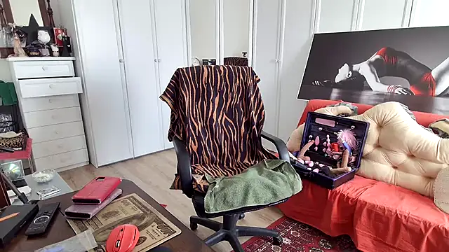 Chanel Noire online show from April 3, 2026, 12:55 pm