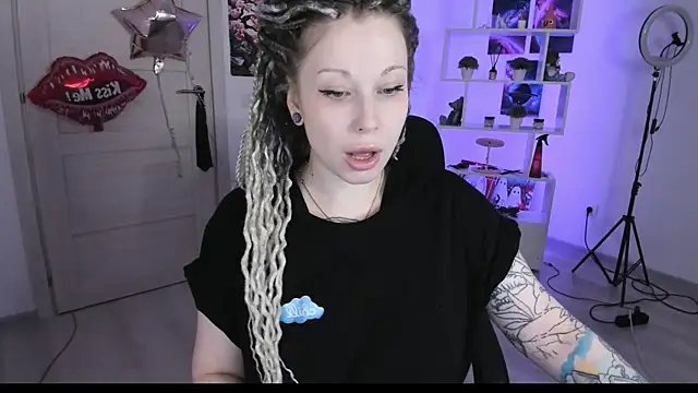 Snapshot of HoneySallyMoore chatting on October 4, 2025, 3:46 pm HoneySallyMoore online show from October 4, 2025, 3:46 pm