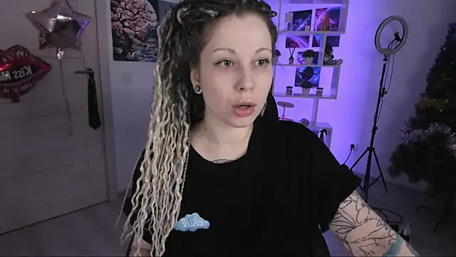 Snapshot of HoneySallyMoore chatting on November 16, 2025, 5:39 pm HoneySallyMoore online show from November 16, 2025, 5:39 pm