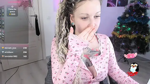 Snapshot of HoneySallyMoore chatting on January 1, 2025, 3:24 pm HoneySallyMoore online show from January 1, 2025, 3:24 pm