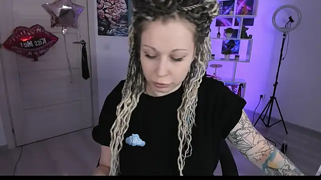 Snapshot of HoneySallyMoore chatting on October 10, 2025, 6:20 pm HoneySallyMoore online show from October 10, 2025, 6:20 pm