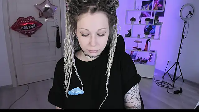 Snapshot of HoneySallyMoore chatting on September 14, 2025, 12:27 pm HoneySallyMoore online show from September 14, 2025, 12:27 pm