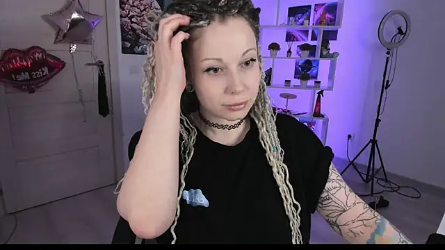 Snapshot of HoneySallyMoore chatting on October 1, 2025, 4:33 pm HoneySallyMoore online show from October 1, 2025, 4:33 pm