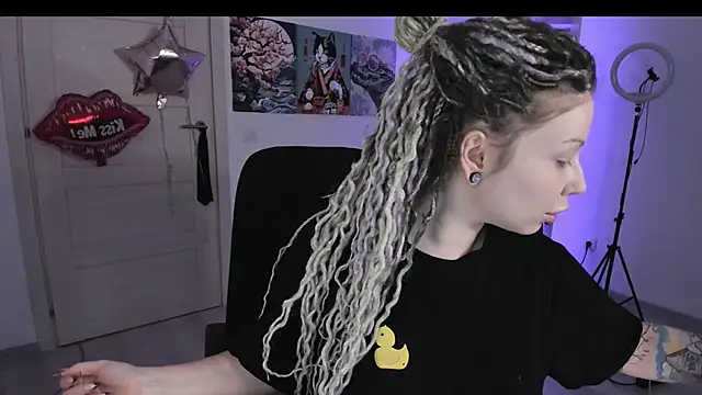 Snapshot of HoneySallyMoore chatting on October 18, 2025, 7:05 pm HoneySallyMoore online show from October 18, 2025, 7:05 pm