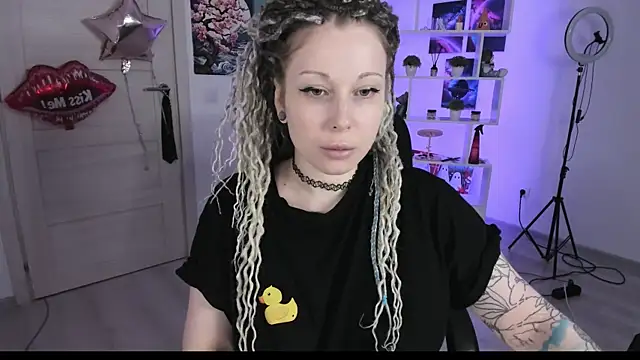 Snapshot of HoneySallyMoore chatting on October 2, 2025, 3:26 pm HoneySallyMoore online show from October 2, 2025, 3:26 pm