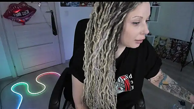 HoneySallyMoore online show from April 6, 2026, 4:46 am