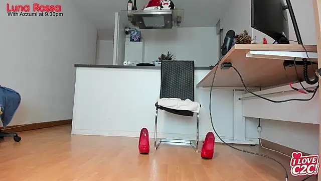 LunaRossaCam online show from February 9, 2026, 7:01 pm