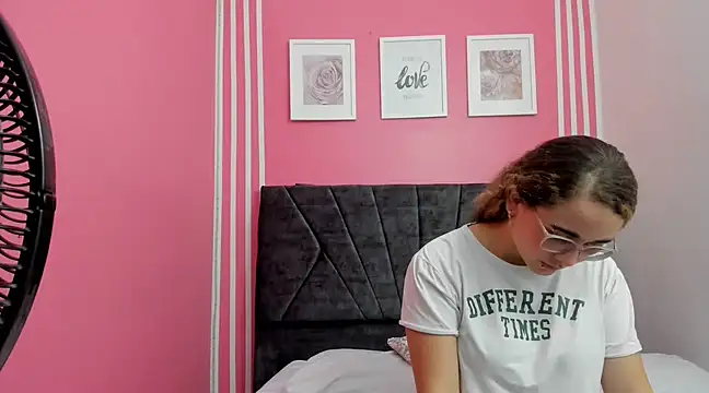 Amelia Royer online show from February 23, 2025, 3:40 pm