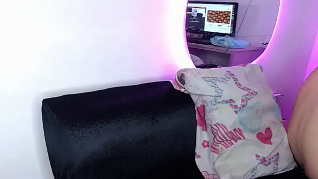 EmilyPacho  online show from February 27, 2025, 8:46 am