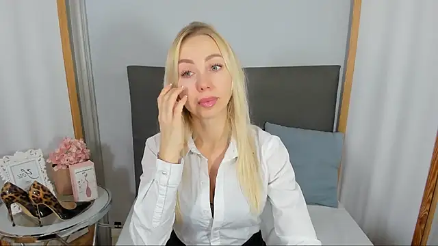 MargaritaRose online show from December 18, 2025, 3:27 pm