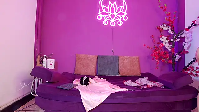 Arii moon online show from November 17, 2025, 8:24 pm