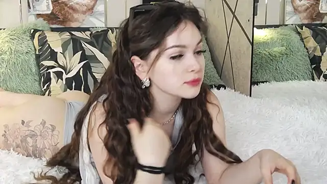 -Amora online show from February 17, 2025, 5:44 pm