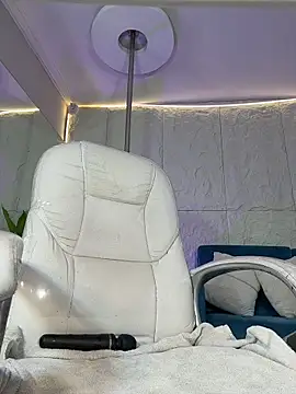 MelanieHillss online show from February 13, 2026, 8:42 pm