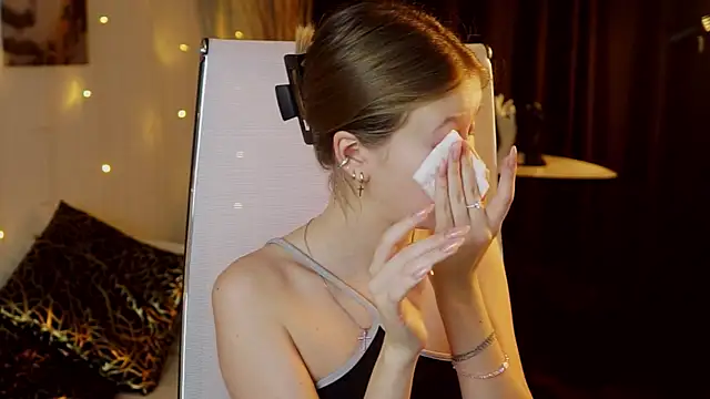 EveMundie online show from December 16, 2025, 12:42 pm