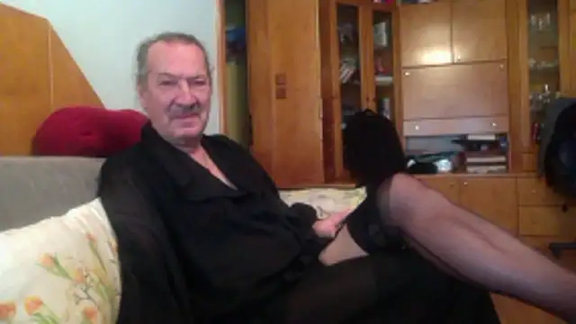 HMStraps01 online show from January 12, 2026, 10:11 am