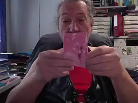 HMStraps01 online show from September 29, 2025, 11:38 am