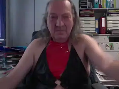 HMStraps01 online show from November 3, 2025, 10:41 am