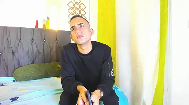 Asna LatinBoy online show from February 18, 2025, 8:36 pm