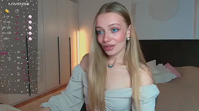 LunaticaBae online show from September 12, 2025, 4:01 am