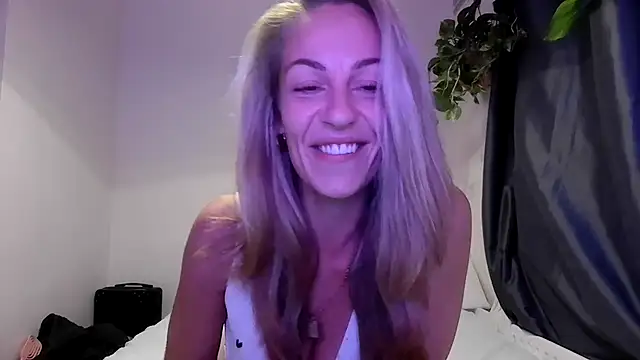 Snapshot of Edenfox- chatting on September 17, 2025, 10:12 pm Edenfox- online show from September 17, 2025, 10:12 pm