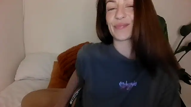 Snapshot of Edenfox- chatting on February 15, 2026, 12:55 am Edenfox- online show from February 15, 2026, 12:55 am