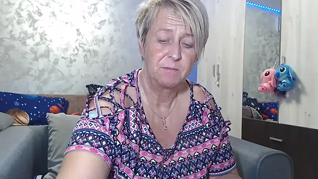 RosesandLillies online show from December 17, 2025, 5:18 pm