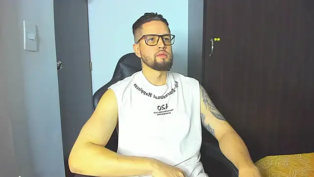 bastianwatson10 online show from November 6, 2025, 4:22 pm