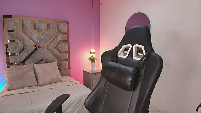 Zamira Taylor online show from October 20, 2025, 1:51 am