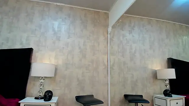 NahomyCarther online show from December 1, 2025, 2:56 am