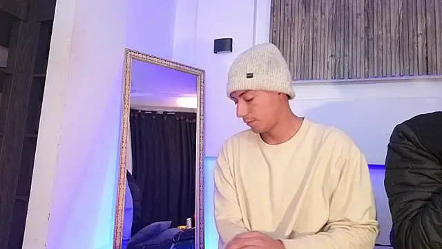 Snapshot of aron_and_paula chatting on November 9, 2025, 5:00 am aron and paula online show from November 9, 2025, 5:00 am