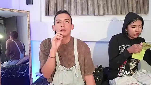 Snapshot of aron_and_paula chatting on November 12, 2025, 4:49 am aron and paula online show from November 12, 2025, 4:49 am