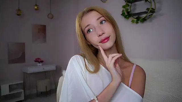 Snapshot of SunnivaCovil chatting on October 20, 2025, 1:33 pm SunnivaCovil online show from October 20, 2025, 1:33 pm