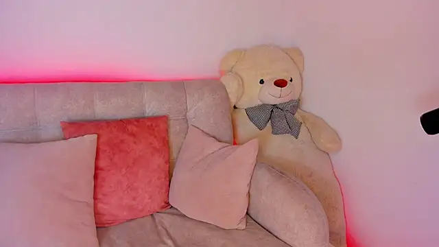 Snapshot of MIaloveone_ chatting on March 13, 2025, 4:27 am MIaloveone online show from March 13, 2025, 4:27 am