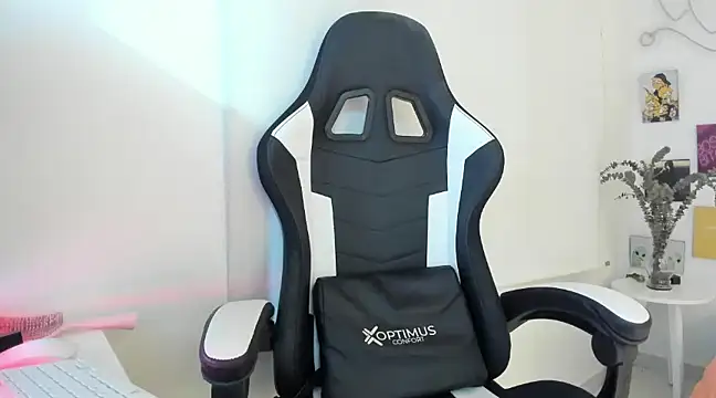 agaataa  online show from March 21, 2025, 1:13 am