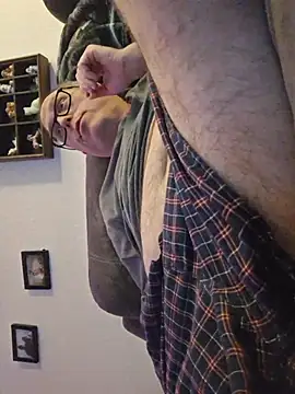 Snapshot of Smallone327 chatting on February 1, 2026, 6:11 am Smallone327 online show from February 1, 2026, 6:11 am