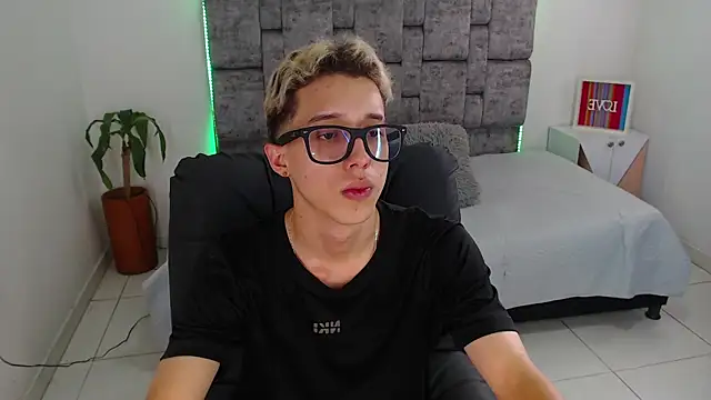 Snapshot of skinny_bigcock02 chatting on December 19, 2025, 7:49 pm skinny bigcock02 online show from December 19, 2025, 7:49 pm