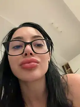 Mia Splash online show from April 16, 2026, 5:25 pm