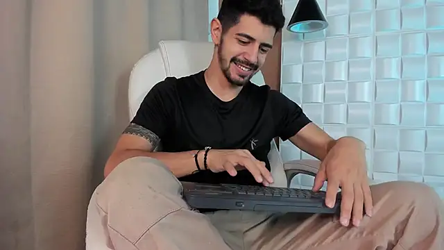 Snapshot of AlejandroStormm chatting on October 17, 2025, 8:32 pm AlejandroStormm online show from October 17, 2025, 8:32 pm