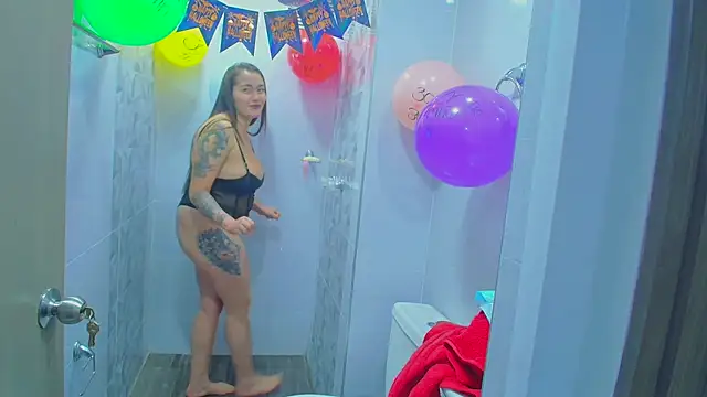 Luna kitty online show from October 31, 2025, 4:03 pm